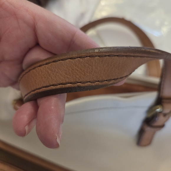 Fossil Explorer Ivory Zippered Leather Bag With Crossbody Strap - Picture 6 of 8